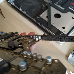 kotoran yang menyumbat bilah ventilasi heatsink