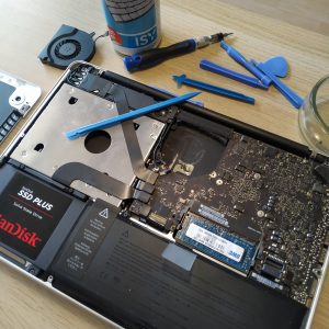 membongkar MacBook Pro mid 2012