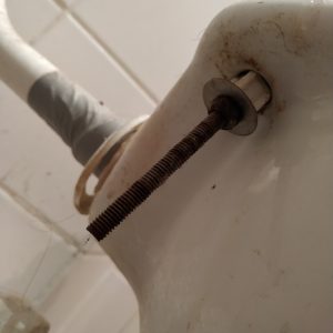 pengait dudukan WC lama yang berkarat