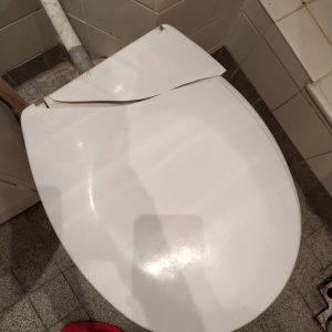 tutup dudukan WC yang patah
