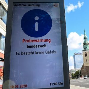 tampilan peringatan Warntag di halte bus di Alexanderplatz, Berlin. Sumber foto: Berliner Morgenpost.