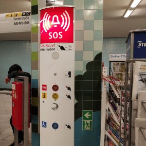 sistem alarm pertolongan di stasiun U-bahn Turmstraße