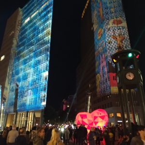 instalasi L.O.V.E. di Potsdamer Platz, Berlin, Jerman instalasi L.O.V.E. di Potsdamer Platz, Berlin, Jerman