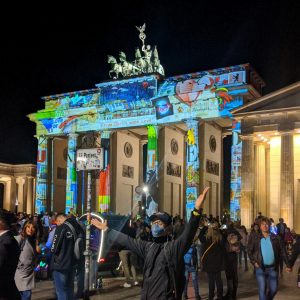 menggunakan masker karena banyak orang berkumpul di Brandenburger Tor, Berlin, Jerman menggunakan masker karena banyak orang berkumpul di Brandenburger Tor, Berlin, Jerman