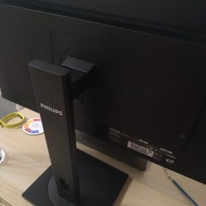 bagian belakang monitor Philips 245B1/00