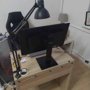 monitor Philips 245B1/00 terpasang di meja