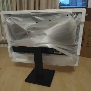 monitor monitor Philips 245B1/00 diangkat dari kardus