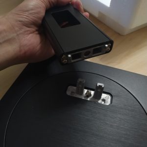 memasang kaki ke dasar kaki monitor monitor Philips 245B1/00