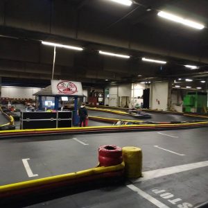 pemain melintas cepat di lintasan