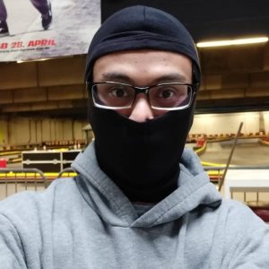 menggunakan penutup kepala ala pembalap