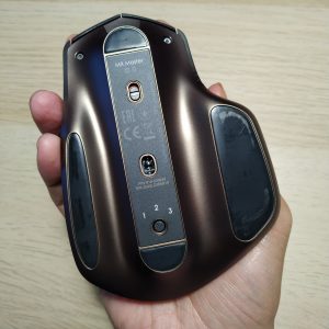 sensor laser Darkfield, switch power, dan tombol pairing Bluetooth mouse Logitech MX Master AMZ