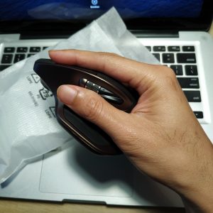 menggenggam mouse Logitech MX Master AMZ