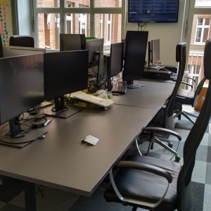 meja kantor dengan monitor tambahan