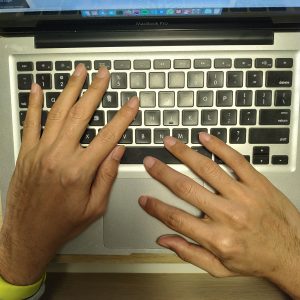 posisi tangan saat menggunakan trackpad