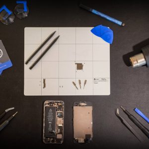 memperbaiki iPhone sendiri, foto oleh Joel Rohland di Unsplash memperbaiki iPhone sendiri, foto oleh Joel Rohland di Unsplash