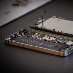 bagian dalam iPhone, foto oleh Joel Rohland di Unsplash bagian dalam iPhone, foto oleh Joel Rohland di Unsplash