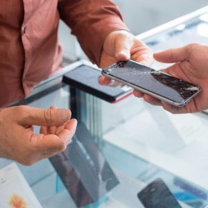 melakukan reparasi iPhone, foto oleh PR Media di Unsplash melakukan reparasi iPhone, foto oleh PR Media di Unsplash