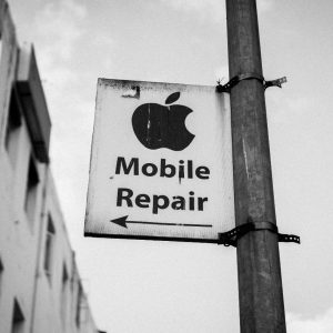 reparasi iPhone, foto oleh Prateek Katyal di Unsplash reparasi iPhone, foto oleh Prateek Katyal di Unsplash