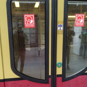 pengingat untuk menggunakan masker ditempel di pintu kereta S-bahn pengingat untuk menggunakan masker ditempel di pintu kereta S-bahn
