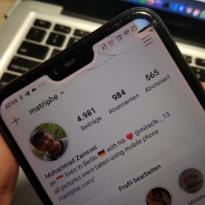 bagian ujung layar Xiaomi Mi 8 Lite yang rusak