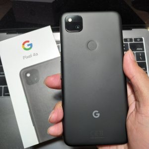 menggenggam Google Pixel 4a