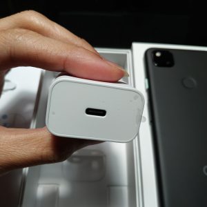 colokan USB-C pada pengisi daya Google Pixel 4a