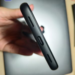 colokan USB-C dan speaker stereo Google Pixel 4a