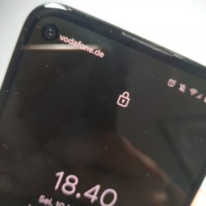 tampilan layar di samping kamera depan Google Pixel 4a