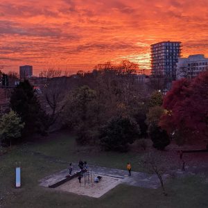 memotret pada sore hari, area gelap masih tertangkap detailnya