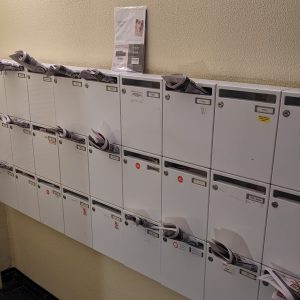 kotak pos dijejali koran Berliner Woche