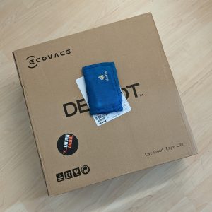 ukuran kardus Ecovacs Deebot Ozmo 950 dibandingkan dengan dompet ukuran kardus Ecovacs Deebot Ozmo 950 dibandingkan dengan dompet