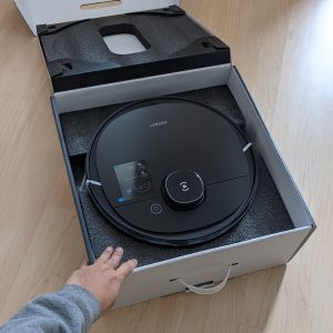 unit robot pembersih Ecovacs Deebot Ozmo 950 di dalam kardus unit robot pembersih Ecovacs Deebot Ozmo 950 di dalam kardus