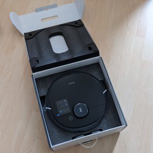 unit robot pembersih Ecovacs Deebot Ozmo 950 di dalam kardus unit robot pembersih Ecovacs Deebot Ozmo 950 di dalam kardus