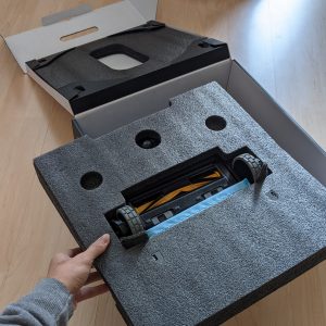 roda dan sikat pembersih di bagian bawah robot Ecovacs Deebot Ozmo 950 roda dan sikat pembersih di bagian bawah robot Ecovacs Deebot Ozmo 950