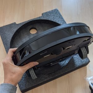 sensor benturan di bagian depan robot pembersih Ecovacs Deebot Ozmo 950 sensor benturan di bagian depan robot pembersih Ecovacs Deebot Ozmo 950