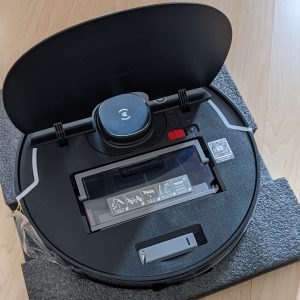 bagian atas robot pembersih Ecovacs Deebot Ozmo 950 dibuka bagian atas robot pembersih Ecovacs Deebot Ozmo 950 dibuka