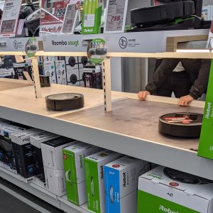 berbagai robot pembersih melakukan demo pembersih dengan rute acak berbagai robot pembersih melakukan demo pembersih dengan rute acak