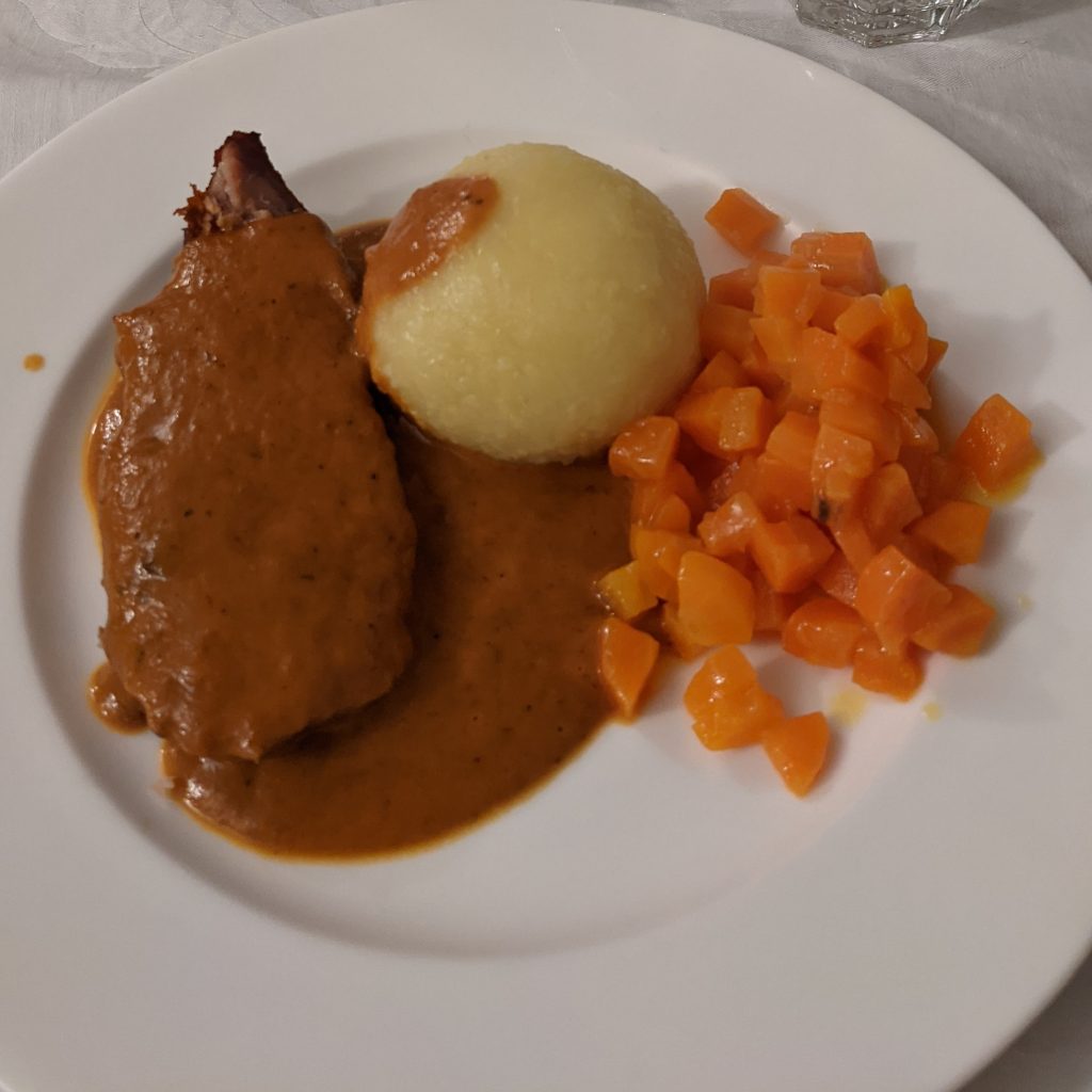 Sauerbraten, disajikan dengan knödel Sauerbraten, disajikan dengan knödel
