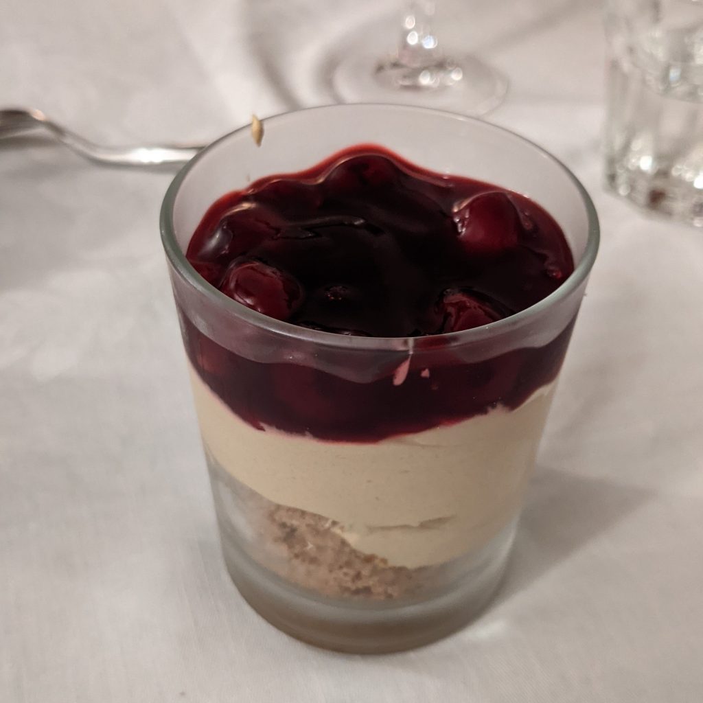 Rotegrütze, desert yang terbuat dari campuran bebijian dan berbagai jenis beri berwarna merah Rotegrütze, desert yang terbuat dari campuran bebijian dan berbagai jenis beri berwarna merah