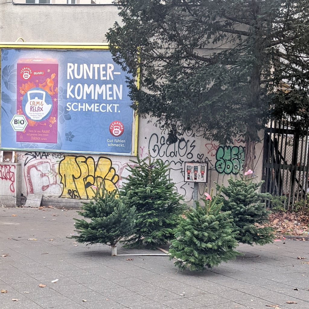 pohon natal dijual di tepi jalan Stromstraße pohon natal dijual di tepi jalan Stromstraße