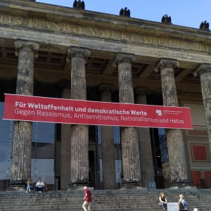 spanduk menentang rasisme dan fasisme di Altes Museum, Berlin