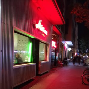 suasana jalan yang penuh resto Asia yang menjadi wilayah salah satu klan Tiongkok