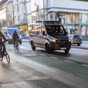 mobil polisi berpatroli