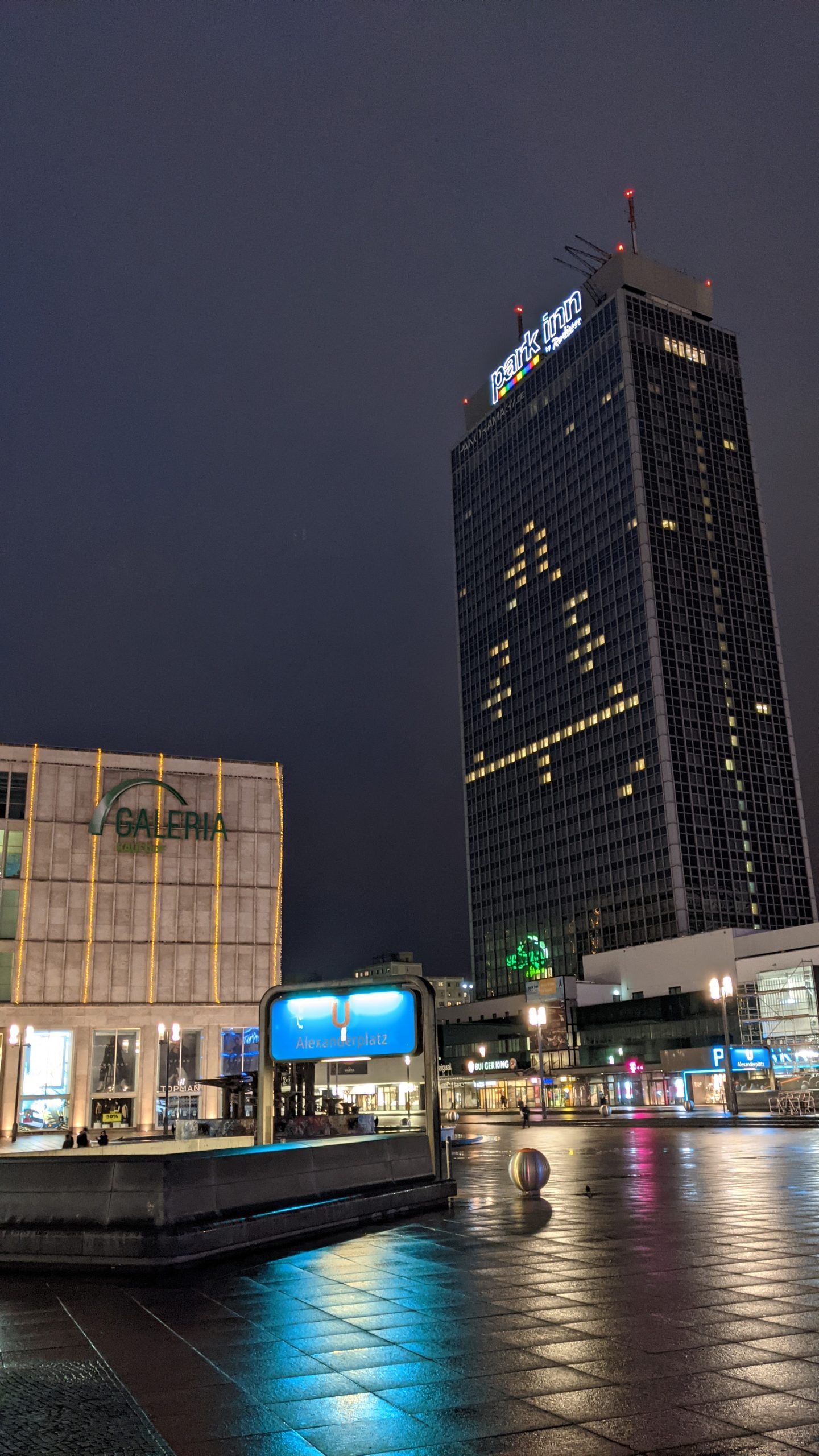 Hotel Park Inn di kawasan Alexanderplatz, Berlin, menyalakan lampu kamar membentuk pohon natal Hotel Park Inn di kawasan Alexanderplatz, Berlin, menyalakan lampu kamar membentuk pohon natal