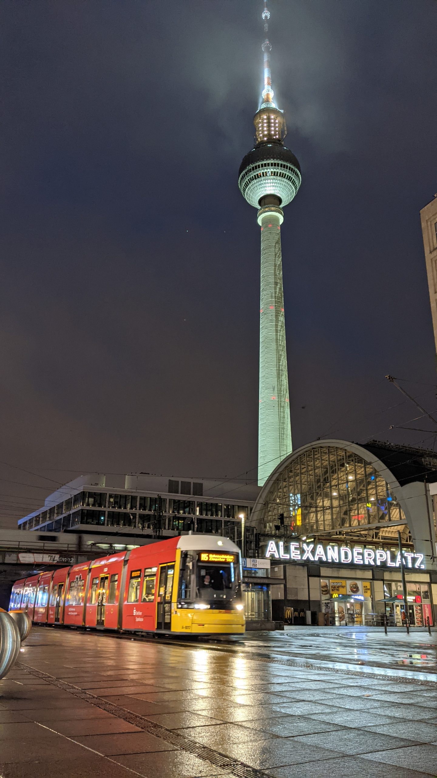 suasana sepi di sekitar Stasiun Alexanderplatz, pada malam natal, 24 Desember 2020 suasana sepi di sekitar Stasiun Alexanderplatz, pada malam natal, 24 Desember 2020