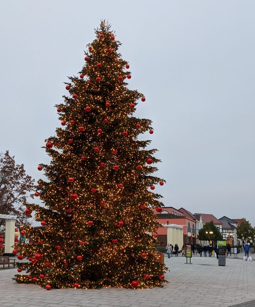 pohon natal raksasa di lapangan Designer Outlet Berlin, Wustermark pohon natal raksasa di lapangan Designer Outlet Berlin, Wustermark