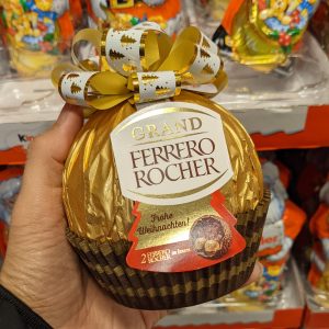 coklat Ferrero Rocher berukuran besar coklat Ferrero Rocher berukuran besar