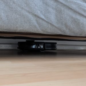 robot pembersih Ecovacs Deebot Ozmo 950 membersihkan kolong sofa robot pembersih Ecovacs Deebot Ozmo 950 membersihkan kolong sofa