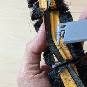 memotong jeratan rambut pada sikat robot pembersih Ecovacs Deebot Ozmo 950 menggunakan alat yang tersedia memotong jeratan rambut pada sikat robot pembersih Ecovacs Deebot Ozmo 950 menggunakan alat yang tersedia