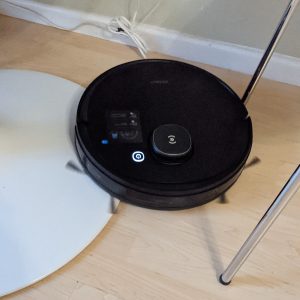 robot pembersih Ecovacs Deebot Ozmo 950 sedang menghadapi rintangan robot pembersih Ecovacs Deebot Ozmo 950 sedang menghadapi rintangan